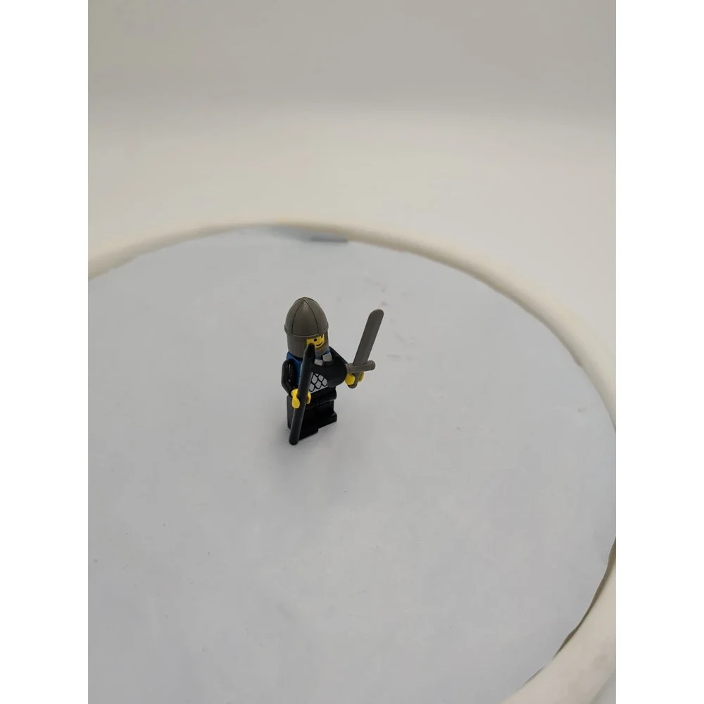 LEGO Castle‎ Black Knights Scale Mail Minifigure cas142 Blue Cape Gray Helmet